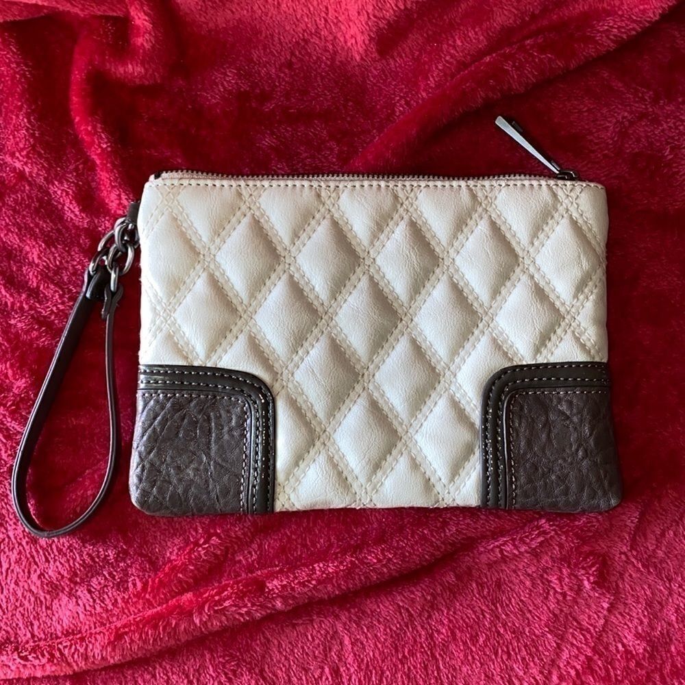 Simple Vera Vera Wang Wristlet